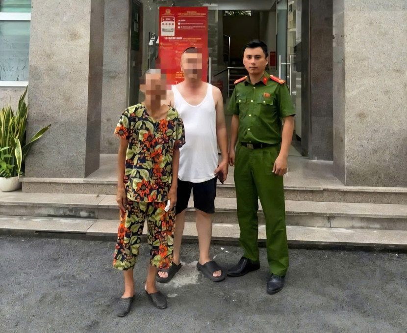 Cụ S được Công an phường Phúc Lợi hỗ trợ đưa về gia đình Cụ S được Công an phường Phúc Lợi hỗ trợ đưa về gia đình