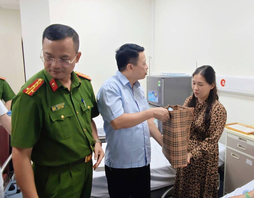 Công an Hà Nội thăm, động viên chiến sỹ cứu hỏa bị thương khi làm nhiệm vụ ảnh 3 Công an Hà Nội thăm, động viên chiến sỹ cứu hỏa bị thương khi làm nhiệm vụ ảnh 3