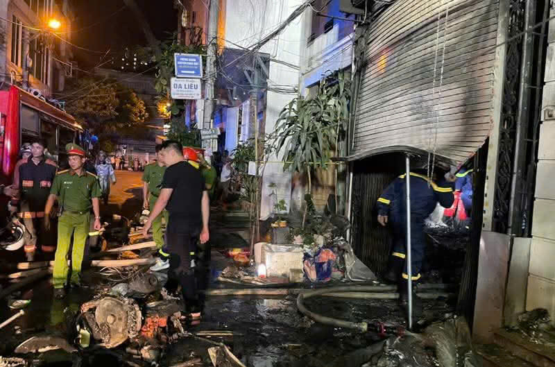 Lực lượng Cảnh sát PCCC và CNCH nỗ lực xử lý đám cháy trong đêm