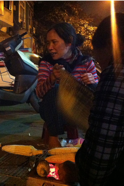 Ngày đầu "siết" hàng ăn vỉa hè: Bừa bộn và nhếch nhác ảnh 3 Ngày đầu "siết" hàng ăn vỉa hè: Bừa bộn và nhếch nhác ảnh 3