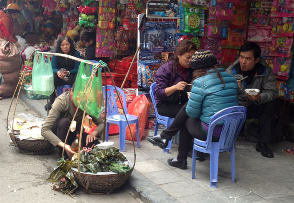Ngày đầu "siết" hàng ăn vỉa hè: Bừa bộn và nhếch nhác ảnh 2 Ngày đầu "siết" hàng ăn vỉa hè: Bừa bộn và nhếch nhác ảnh 2
