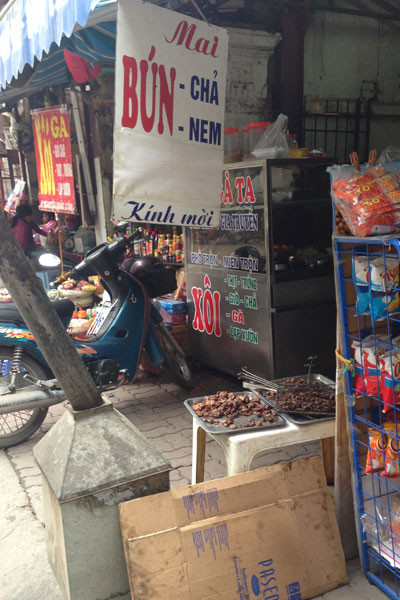 Ngày đầu "siết" hàng ăn vỉa hè: Bừa bộn và nhếch nhác ảnh 9 Ngày đầu "siết" hàng ăn vỉa hè: Bừa bộn và nhếch nhác ảnh 9