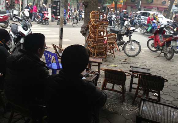 Ngày đầu "siết" hàng ăn vỉa hè: Bừa bộn và nhếch nhác ảnh 8 Ngày đầu "siết" hàng ăn vỉa hè: Bừa bộn và nhếch nhác ảnh 8