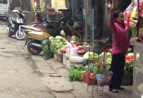 Ngày đầu "siết" hàng ăn vỉa hè: Bừa bộn và nhếch nhác ảnh 4 Ngày đầu "siết" hàng ăn vỉa hè: Bừa bộn và nhếch nhác ảnh 4