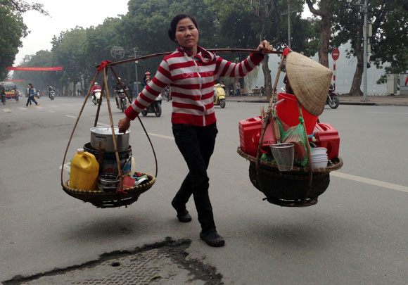 Ngày đầu "siết" hàng ăn vỉa hè: Bừa bộn và nhếch nhác ảnh 6 Ngày đầu "siết" hàng ăn vỉa hè: Bừa bộn và nhếch nhác ảnh 6