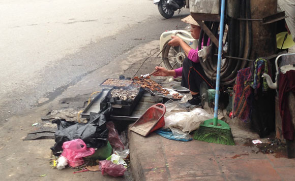 Ngày đầu "siết" hàng ăn vỉa hè: Bừa bộn và nhếch nhác ảnh 1 Ngày đầu "siết" hàng ăn vỉa hè: Bừa bộn và nhếch nhác ảnh 1