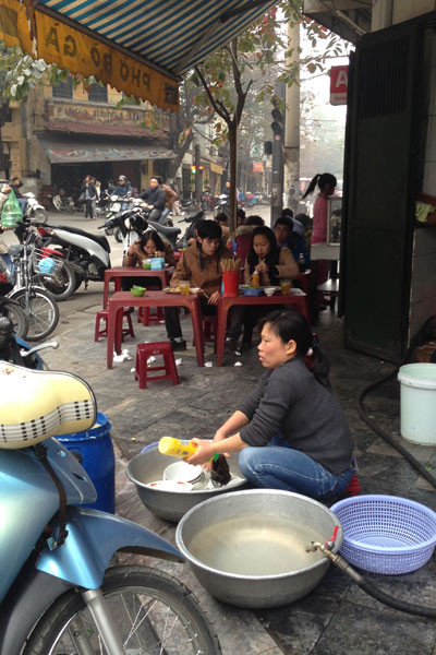Ngày đầu "siết" hàng ăn vỉa hè: Bừa bộn và nhếch nhác ảnh 10 Ngày đầu "siết" hàng ăn vỉa hè: Bừa bộn và nhếch nhác ảnh 10