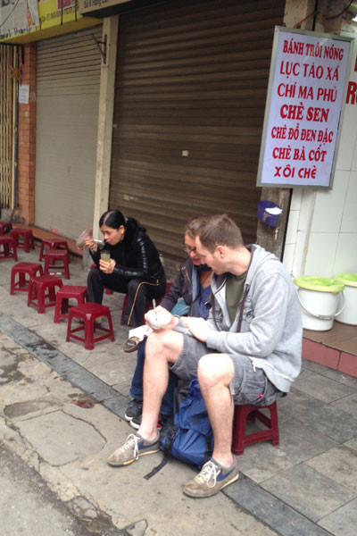 Ngày đầu "siết" hàng ăn vỉa hè: Bừa bộn và nhếch nhác ảnh 5 Ngày đầu "siết" hàng ăn vỉa hè: Bừa bộn và nhếch nhác ảnh 5