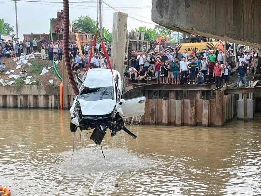 Rất đông người dân tập trung theo dõi vụ tai nạn