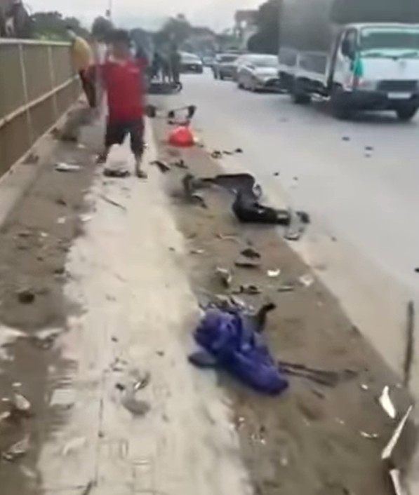 Chiếc xe ô tô tông vào xe máy trước khi đâm đổ lan can cầu rồi rơi xuống sông (ảnh cắt từ clip)