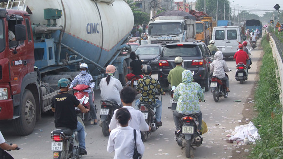 Thi thể người phụ nữ xấu số văng ra sau cú đâm trực diện của đầu tầu, nằm bên vệ đường quốc lộ Thi thể người phụ nữ xấu số văng ra sau cú đâm trực diện của đầu tầu, nằm bên vệ đường quốc lộ