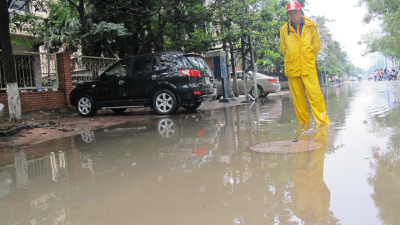 Mưa lớn 1h, đường Nguyễn Trãi ngập sâu 70cm ảnh 3 Mưa lớn 1h, đường Nguyễn Trãi ngập sâu 70cm ảnh 3