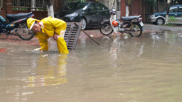 Mưa lớn 1h, đường Nguyễn Trãi ngập sâu 70cm ảnh 1 Mưa lớn 1h, đường Nguyễn Trãi ngập sâu 70cm ảnh 1
