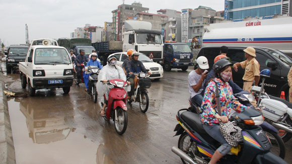Với lưu lượng xe lớn, trời mưa bão lại gặp vụ TNGT, đường Nguyễn Xiển nhanh chóng bị ùn tắc