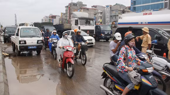 Với lưu lượng xe lớn, trời mưa bão lại gặp vụ TNGT, đường Nguyễn Xiển nhanh chóng bị ùn tắc