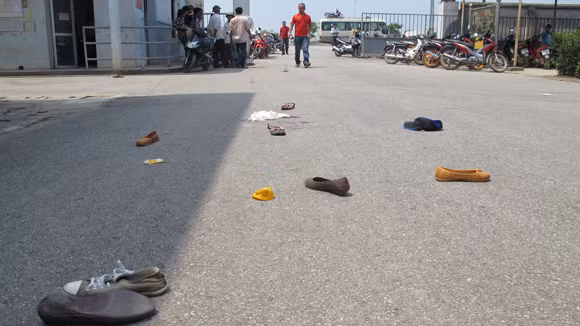 Hiện trường để lại sau khi các công nhân bị thương được đưa đi cấp cứu