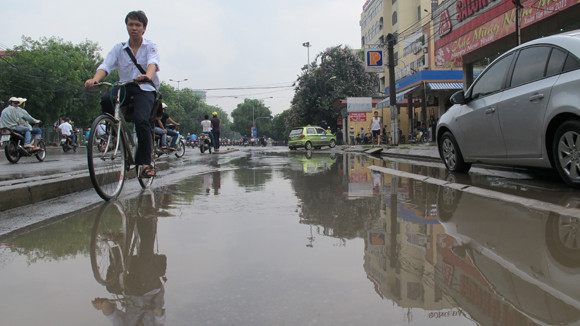 Mưa lớn 1h, đường Nguyễn Trãi ngập sâu 70cm ảnh 4 Mưa lớn 1h, đường Nguyễn Trãi ngập sâu 70cm ảnh 4
