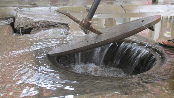 Mưa lớn 1h, đường Nguyễn Trãi ngập sâu 70cm ảnh 5 Mưa lớn 1h, đường Nguyễn Trãi ngập sâu 70cm ảnh 5