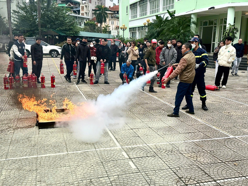 Các học viên trực tiếp thực thành sử dụng bình chữa cháy xách tay dập tắt đám cháy giả định