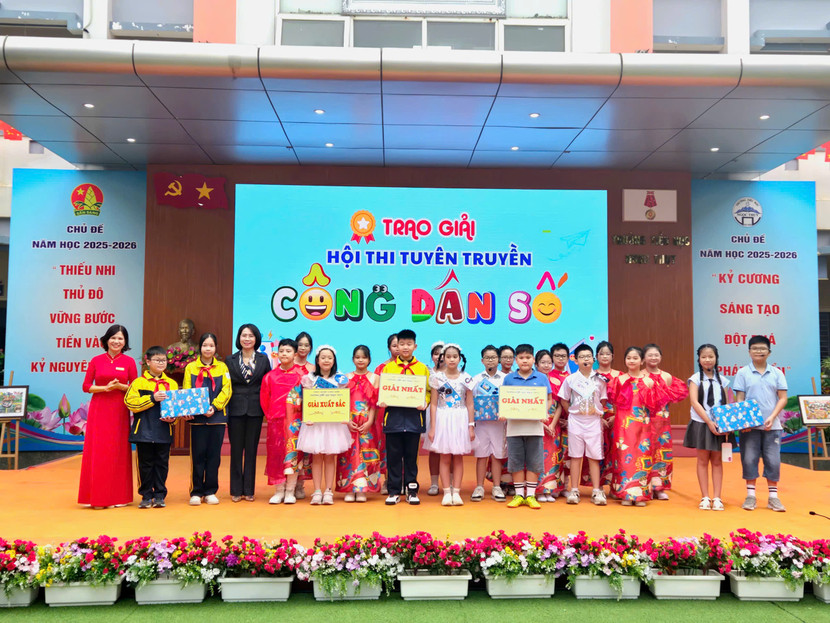 Ban Tổ chức trao thưởng cho các đội thi trong cuộc thi tuyên truyền “Công dân số”