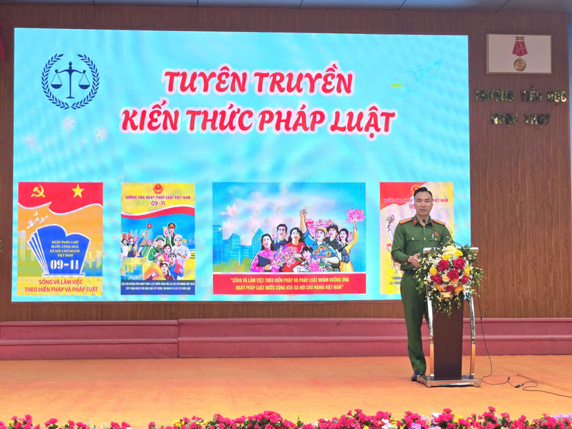 Cán bộ Công an phường Bồ Đề tuyên truyền kiến thức pháp luật tại chương trình