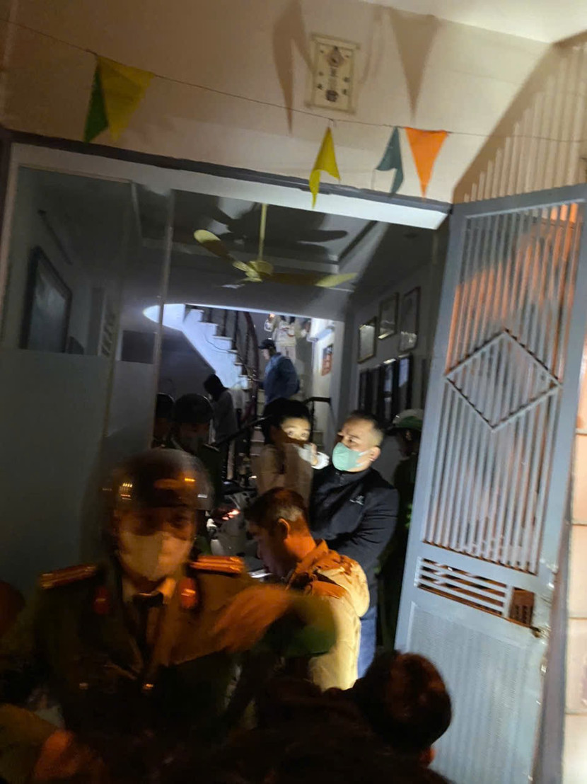 Công an phường Vĩnh Hưng hướng dẫn thoát nạn cho 7 người trong vụ cháy