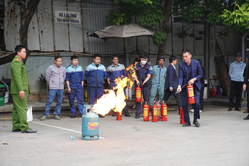 Nhân viên Công ty Ford Thanh Xuân thực hành sử dụng bình chữa cháy dập lửa phát ra từ bình gas Nhân viên Công ty Ford Thanh Xuân thực hành sử dụng bình chữa cháy dập lửa phát ra từ bình gas