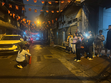 Người dân thực hành các thao tác sử dụng bình chữa cháy