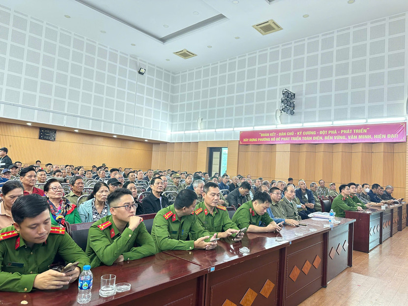 Đông đảo người dân trên địa bàn phường Bồ Đề đến tham dự hội nghị