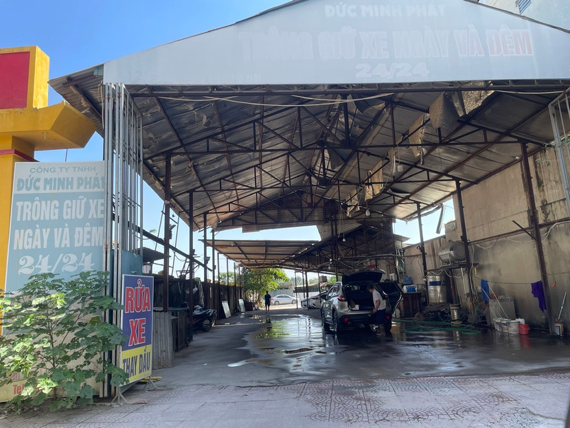 Cơ sở rửa xe lấn chiếm trên khu đất công phía Tây Nam theo phản ánh của người dân