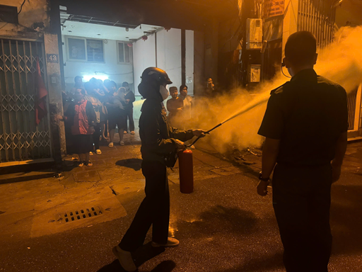 Người dân thực hành các thao tác sử dụng bình chữa cháy