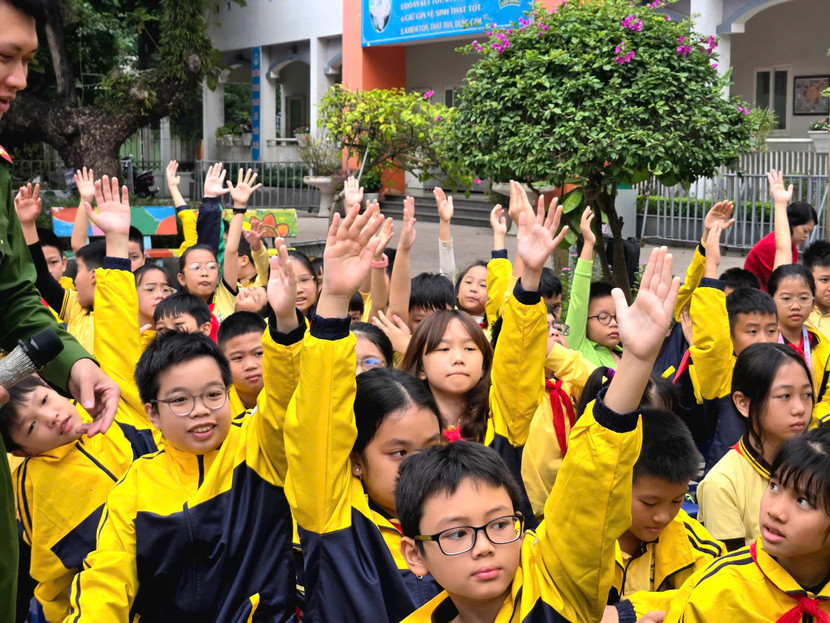 Những cánh tay hào hứng của các em học sinh trường Tiểu học Ngọc Thụy