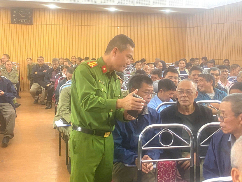 Cán bộ Công an phường Bồ Đề hướng dẫn người dân các thao tác góp ý kiến trên ứng dụng VNeID