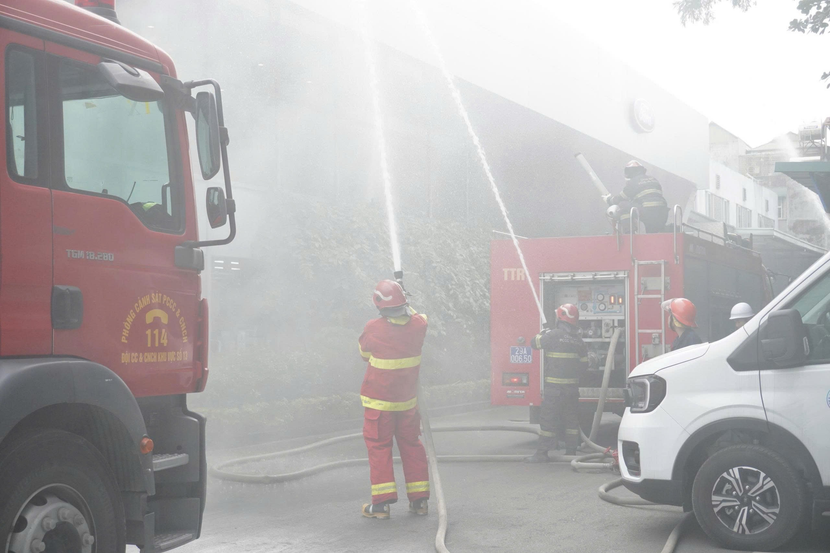 Triển khai đội hình phun nước dập tắt đám cháy giả định Triển khai đội hình phun nước dập tắt đám cháy giả định