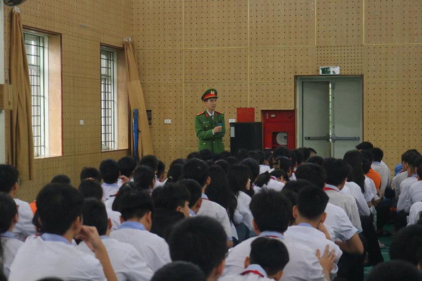 Học sinh THCS Tân Lập học cách 'thoát hiểm giữa lửa khói' ảnh 2