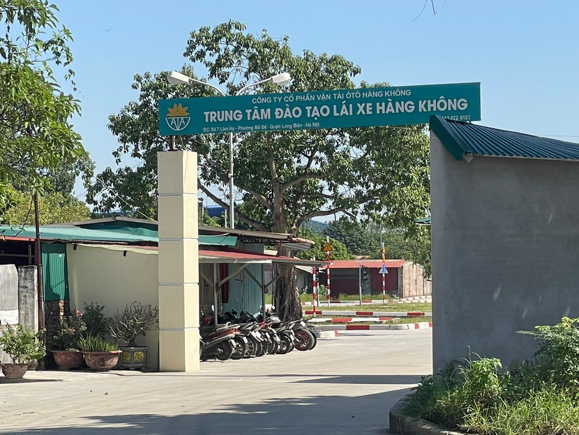 Khu vực đất công Tây Bắc sát Trận địa PPK đang được sử dụng làm bãi tập xe