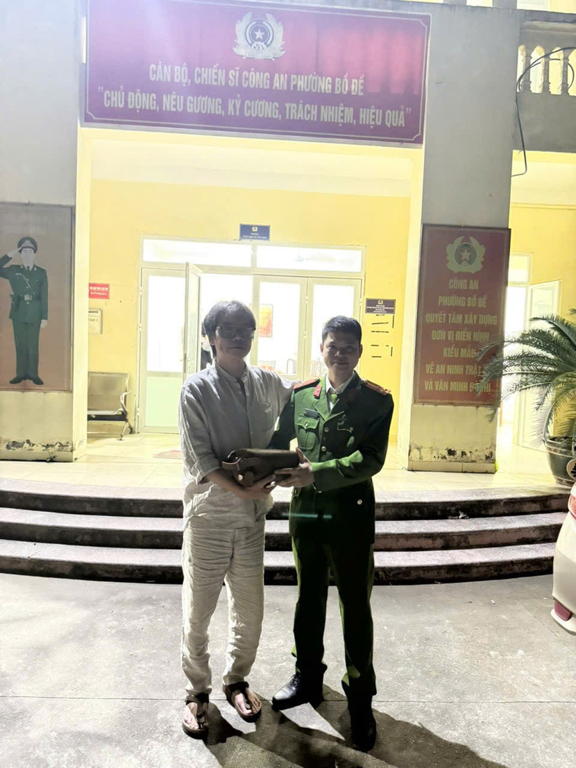 Cán bộ Công an phường Bồ Đề trao trả tài sản cho anh Hùng