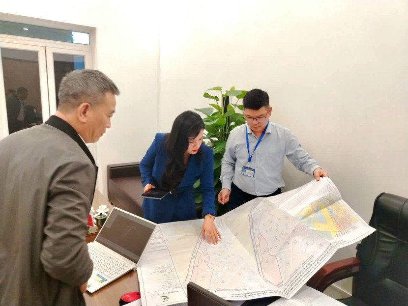 Đại diện UBND phường Bồ Đề trao đổi thông tin với phóng viên