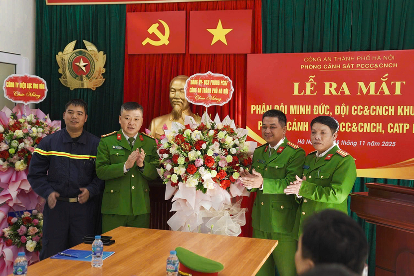 Thượng tá Nguyễn Lê Cường - Phó Trưởng phòng Cảnh sát PCCC và CNCH thay mặt Đảng ủy Phòng tặng hoa chúc mừng BCH Đội CC&amp;CNCH khu vực số 36