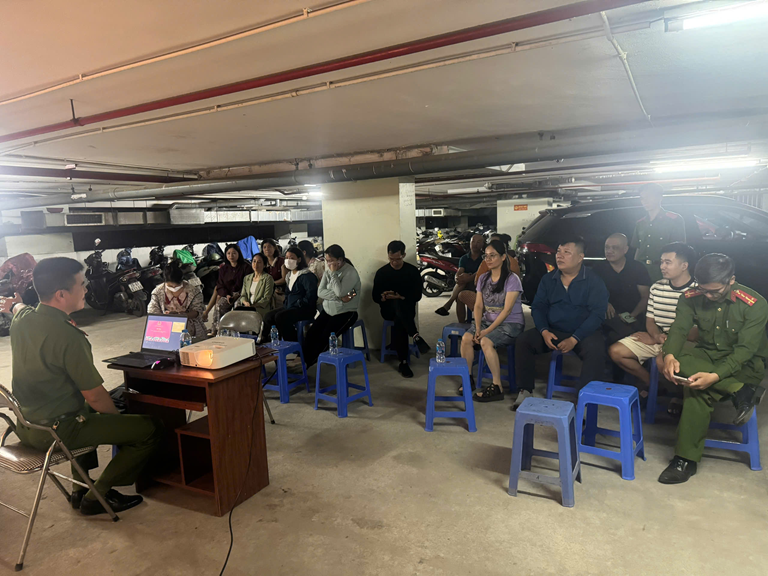 Buổi tuyên truyền được tổ chức tại tầng 1, chung cư mini ở phố Hoàng Đạo Thành