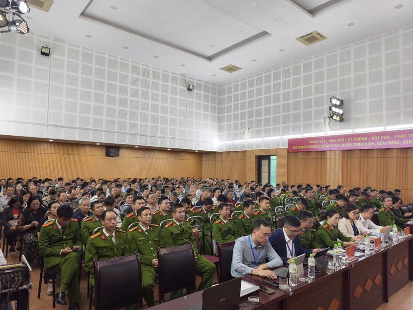 Đông đảo người dân tham dự hội nghị Đông đảo người dân tham dự hội nghị