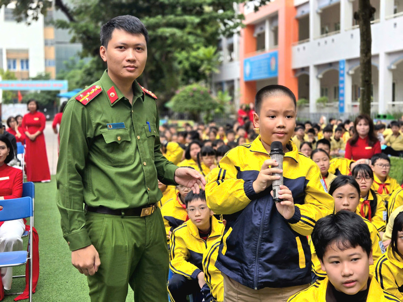 Phần hỏi đáp thu hút các em học sinh trả lời