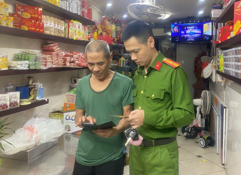 Công an phường Ba Đình hướng dẫn người dân khai báo dữ liệu...