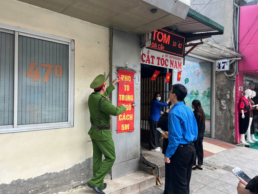 Đoàn thanh niên CAP phối hợp Đoàn phường bóc gỡ biển quảng cáo