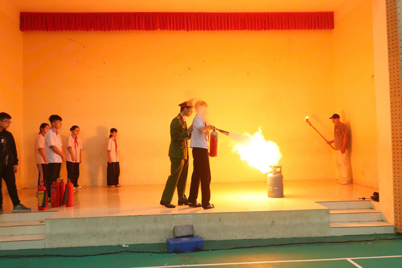 Học sinh THCS Tân Lập học cách 'thoát hiểm giữa lửa khói' ảnh 3