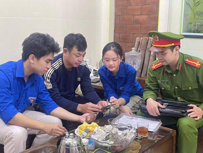 Cán bộ chiến sỹ Công an phường Ba Đình phối hợp cùng Đoàn Thanh niên phường đến tận nhà hướng dẫn người dân