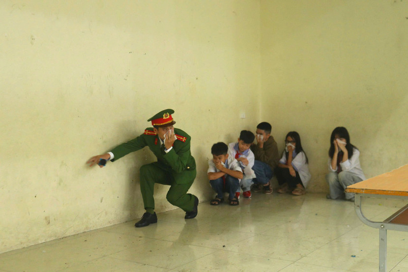 Học sinh THCS Tân Lập học cách 'thoát hiểm giữa lửa khói' ảnh 4