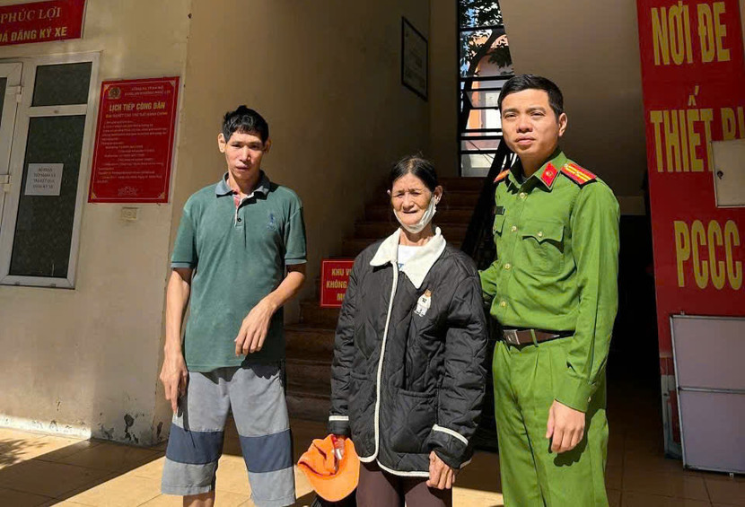 Cán bộ Công an phường Phúc Lợi bàn giao bà Nguyễn Thị Kiều cho gia đình