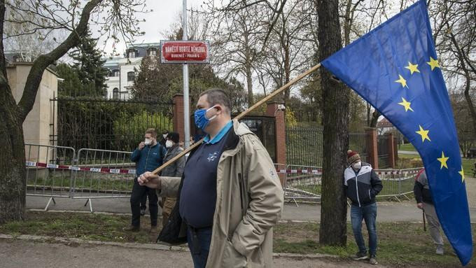 Một người biểu tình cầm cờ EU bên ngoài đại sứ quán Nga tại Praha, Czech, hôm 18-4