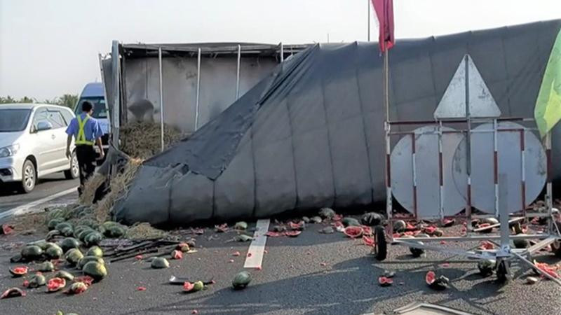 Cú tông mạnh của xe khách làm xe tải bị lật ngang khiến dưa hấu đổ tràn xuống đường (Ảnh: Dân trí)
